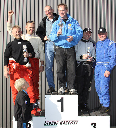 Et glad team Devil Island Racing på sejrsskammelen på anden pladsen.